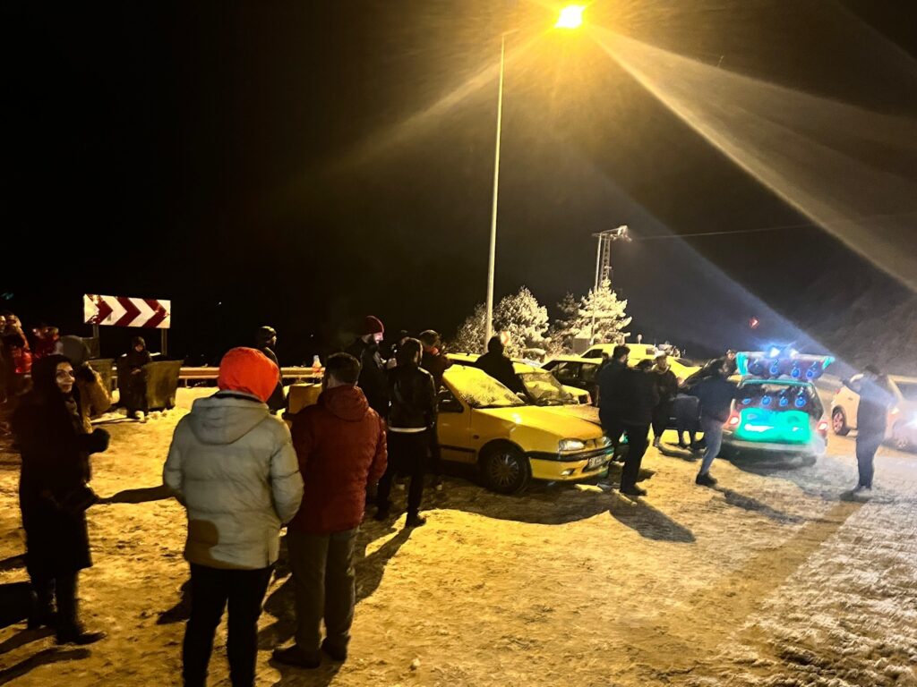 Karın keyfini Zigana Dağı’nda horon ve kolbastı oynayarak çıkardılar