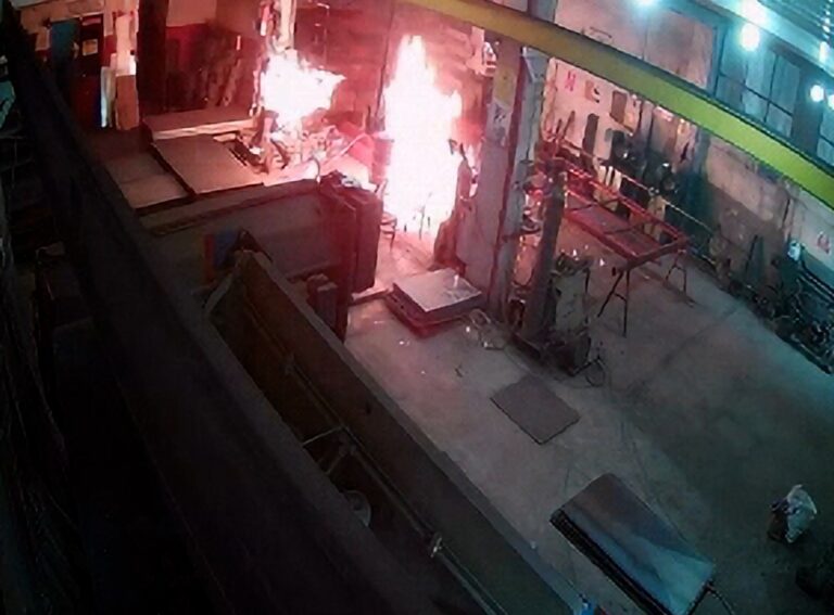 Tinerle sobayı yakmak isterken alevler içinde kaldı