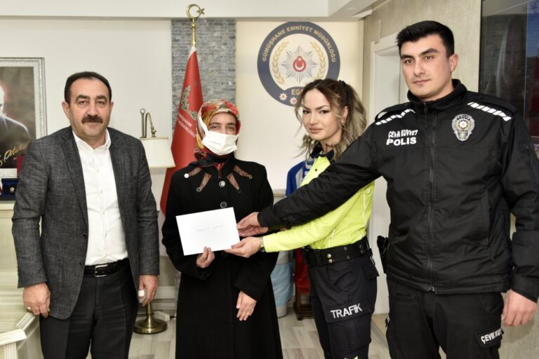 Polis abi ve ablalarından Yunus Emre’ye doğum günü hediyesi