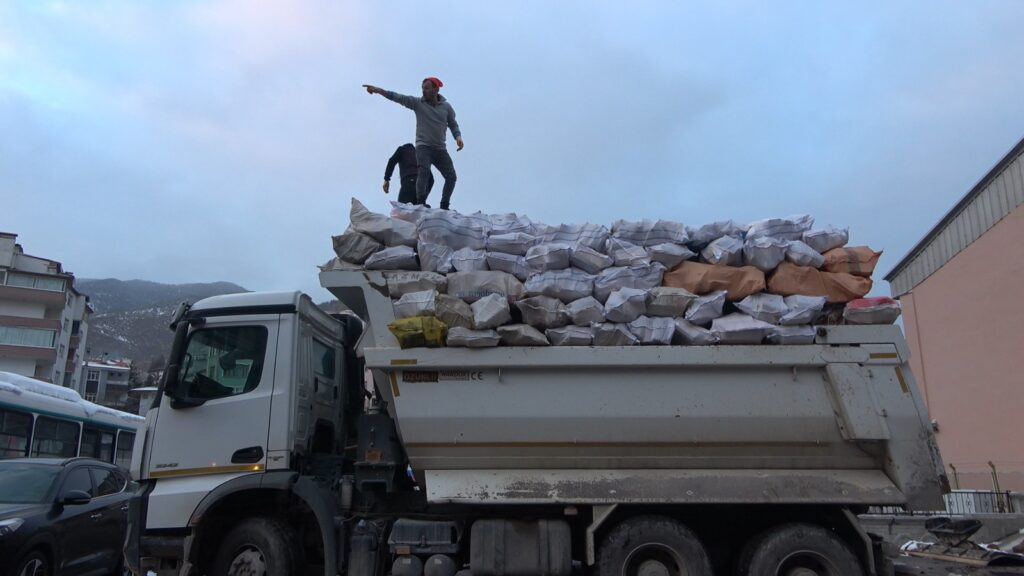 Torul depremzedelerin odun ihtiyacını karşılamak için seferber oldu