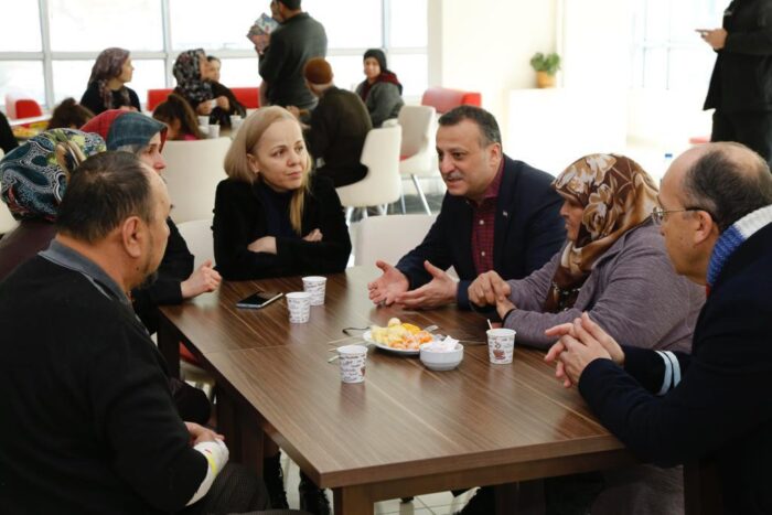 Vali Taşbilek depremzedeleri ziyaret etti