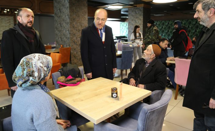 Depremzede öğrenci ve aileleri üniversiteye getirildi