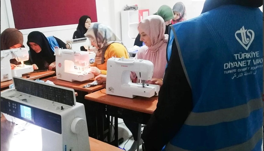 Gümüşhane’de gönüllüler, dikiş makinelerini depremzedeler için çalıştırdı