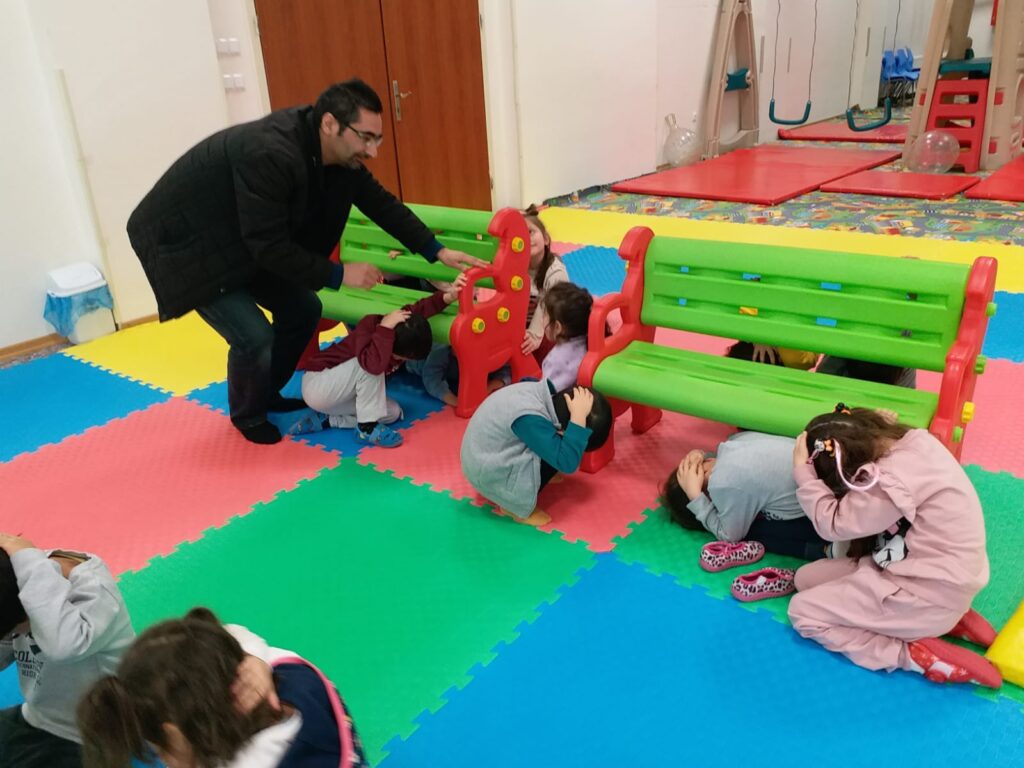 Miniklere sivil savunma eğitimi