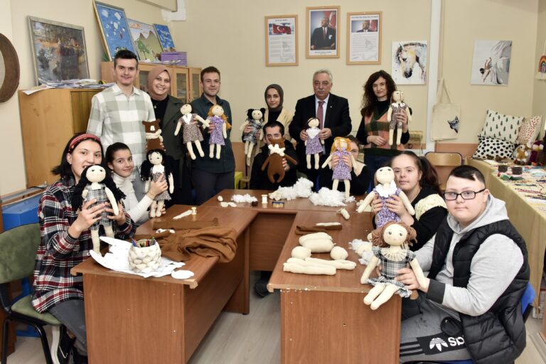 Özel çocuklar depremzede çocuklar için bez bebek yapıyor