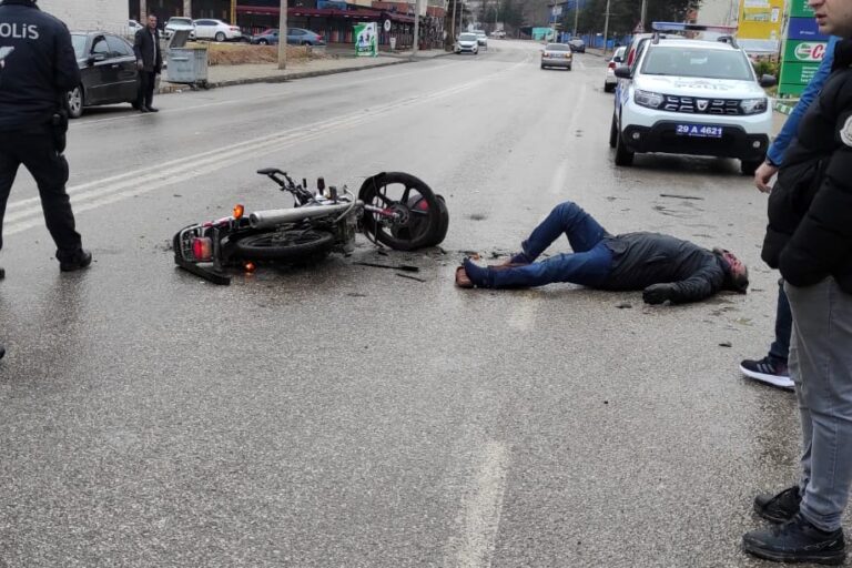 Otomobille motosiklet çarpıştı: 2 yaralı