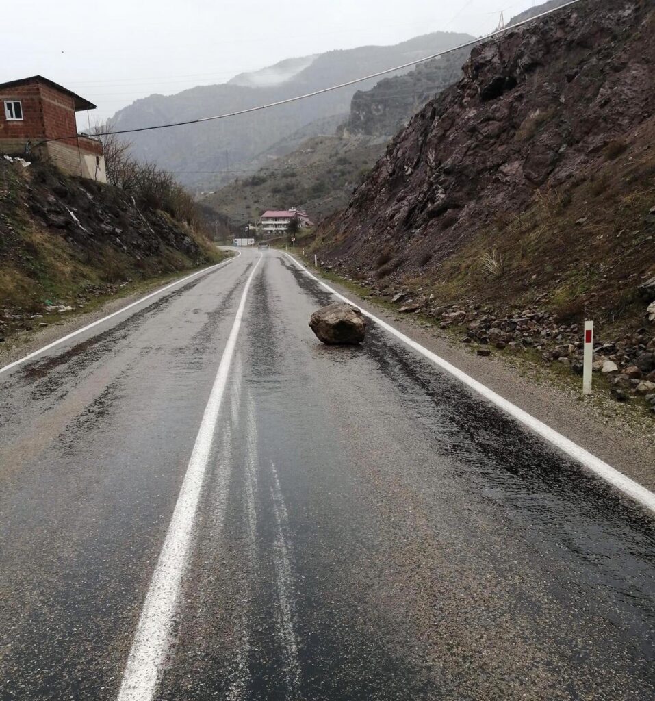 Korku yolu tehlike saçıyor