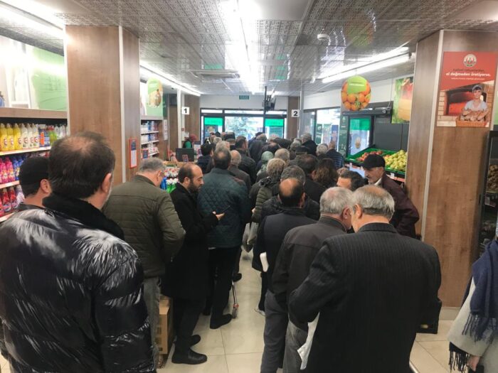 Emekli, ucuz et ve kıyma kuyruğunda