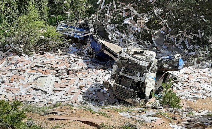 Laminant yüklü TIR dereye yuvarlandı: 1 yaralı