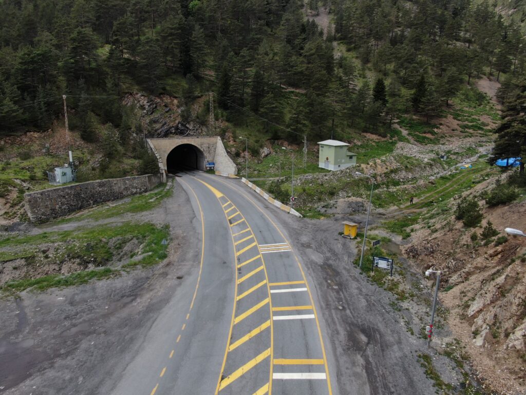 Her gün binlerce aracın geçiş yaptığı yol artık sessizliğe büründü