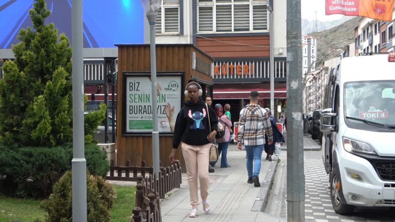 Radyo bozulunca Afrikalı öğrenciler dolmuşta konser verdi