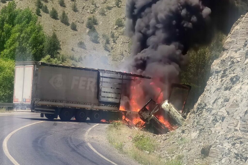 Kaza yapan tır alev alev yandı