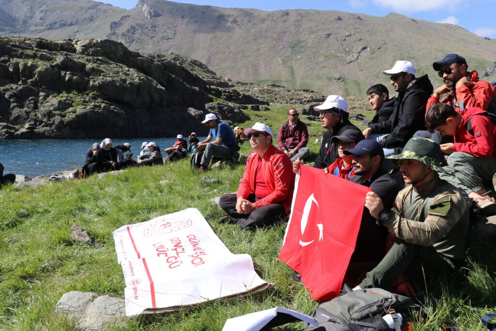 Artabel Gölleri’nde 15 Temmuz şehitleri anısına unutulmaz doğa yürüyüşü
