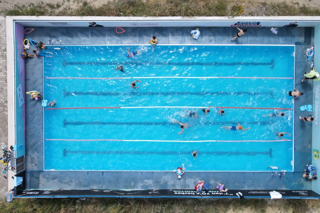 Portatif yüzme havuzları çocukların yüzünü güldürdü