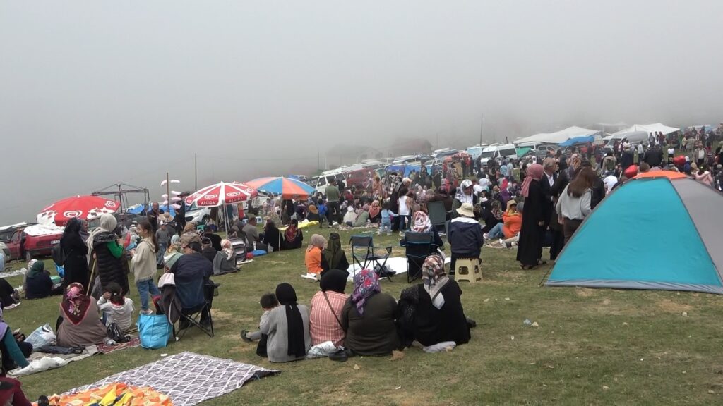 Güvende Yaylası’nda yoğun sis altında şenlik coşkusu
