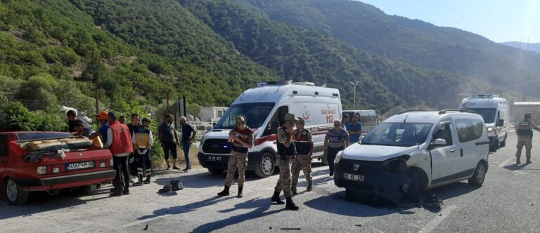 Gümüşhane’de kavşakta kaza: 3 yaralı