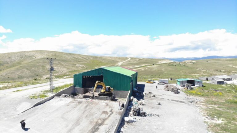 Evlerdeki çöpler belediyenin tesisinde önce ayrıştırılıyor sonra enerjiye dönüştürülüyor