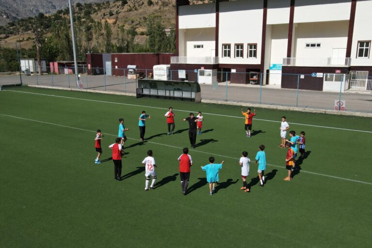 Geleceğin futbolcuları Gümüşhane’de yetişiyor