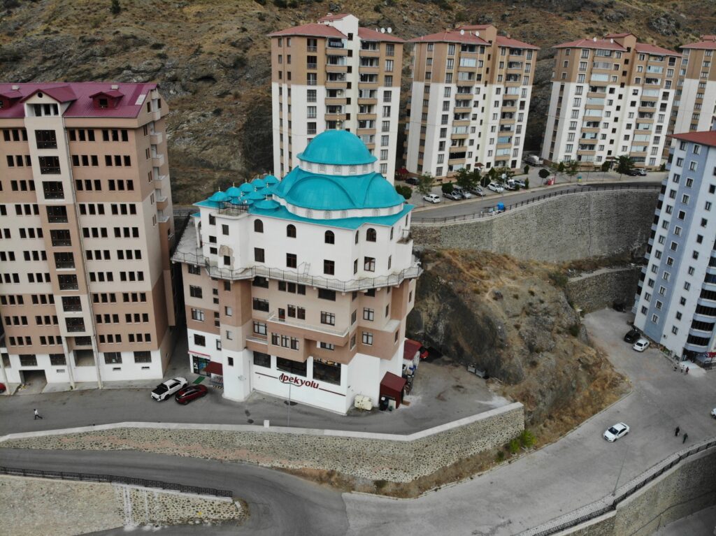Gümüşhane’deki 6 katlı cami görenleri hayrete düşürüyor
