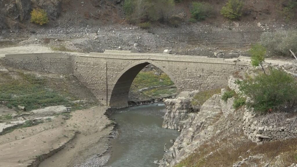 Sular çekildi tarihi Torul Köprüsü gün yüzüne çıktı
