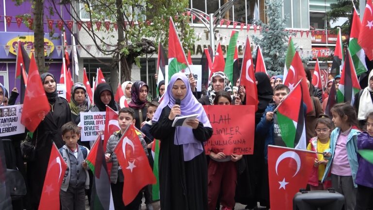 Gümüşhane’de kadınlar Filistin’e destek için oturma eylemi başlattı