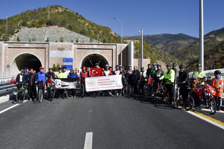 Gümüşhane’de 29 bisikletçi Cumhuriyetin 100. yılında Zigana Tüneli’ni bisikletle geçti
