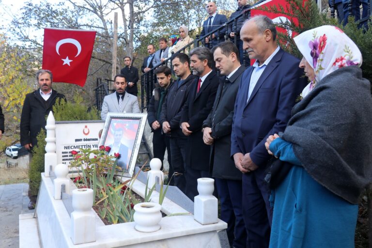 Öğretmenler Gününde Şehit Öğretmen Necmettin Yılmaz kabri başında anıldı