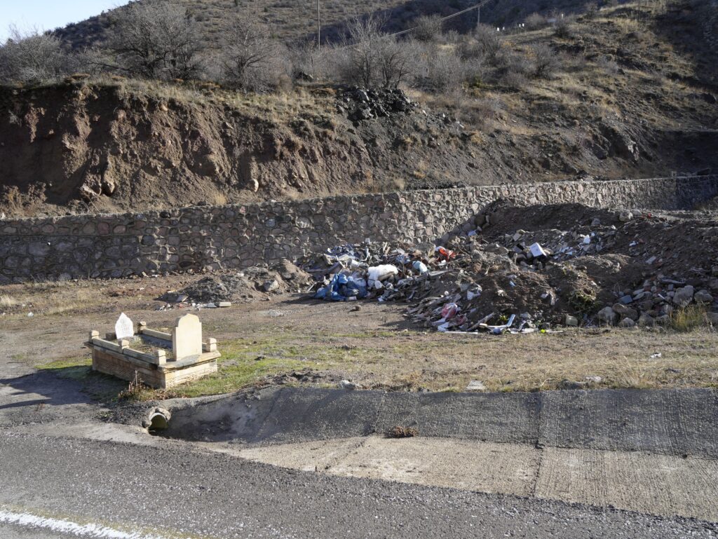 O mezarlığa büyük saygısızlık