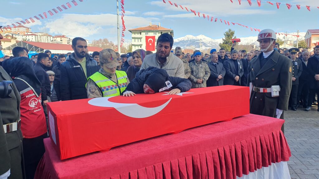 Şehit eşinin tabutuna sarılarak “Evladımızı göremeden gittin. Niye bizi bırakıp gittin?” diyerek ağıtlar yaktı