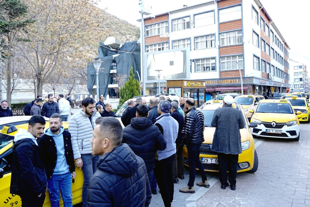Gümüşhane’de taksiciler yeni hat ihalesini protesto etti