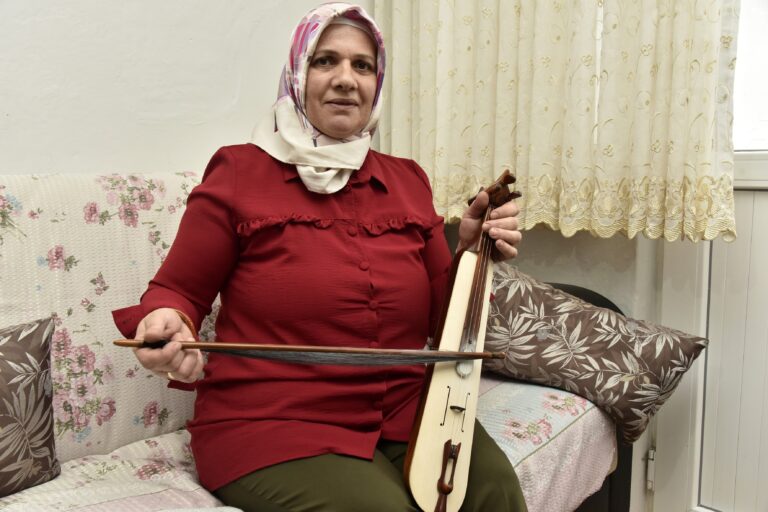 Kemençenin sultanı: Emine Vamin Çolak