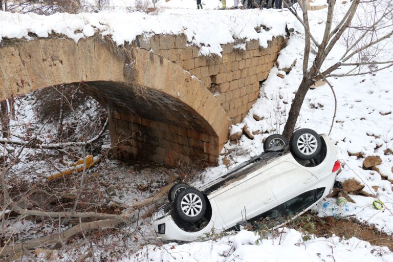 Gümüşhane’de otomobil köprüden yuvarlandı: 2 yaralı