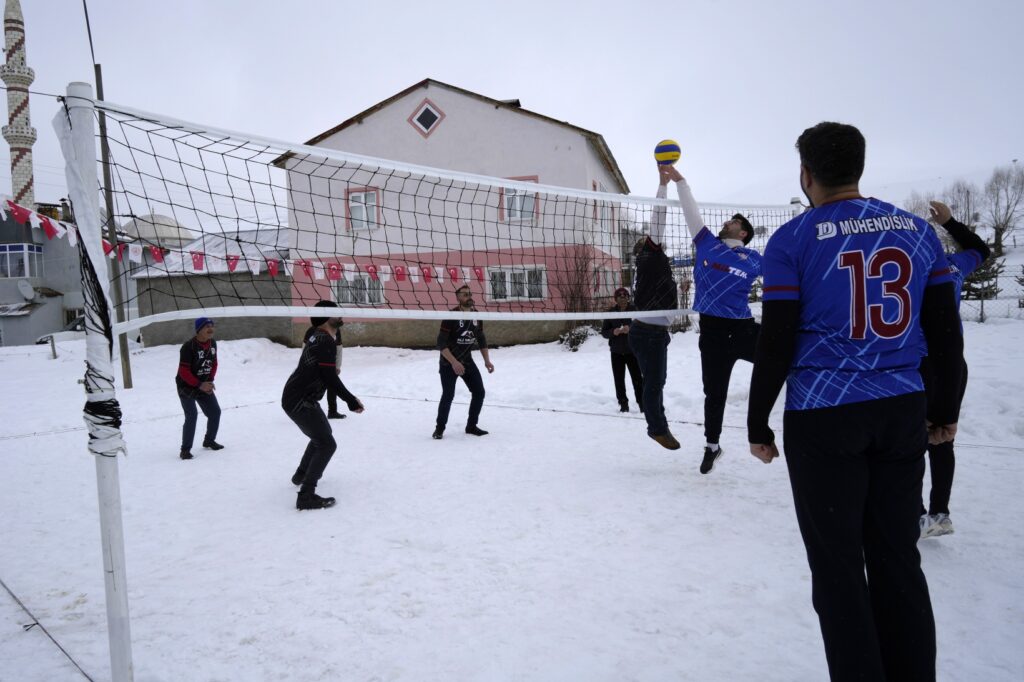 Bu köyde 31 yıldır kar voleybolu oynanıyor