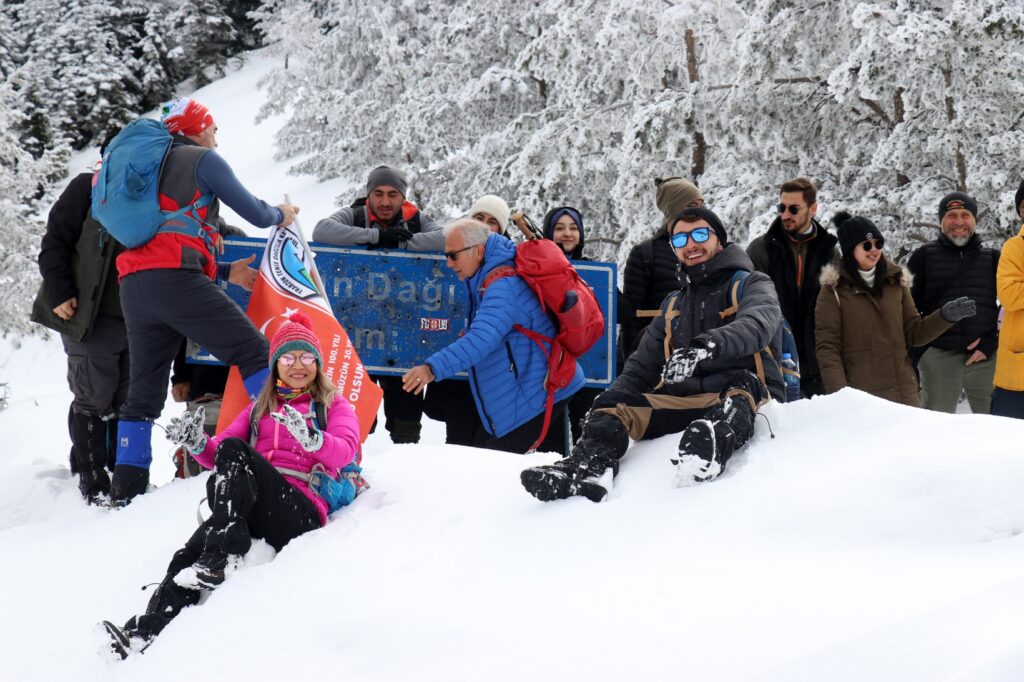 Kar altında büyüleyici güzellik: Gümüşhane-Şiran sınırındaki Tersun Dağı’nda doğa yürüyüşü