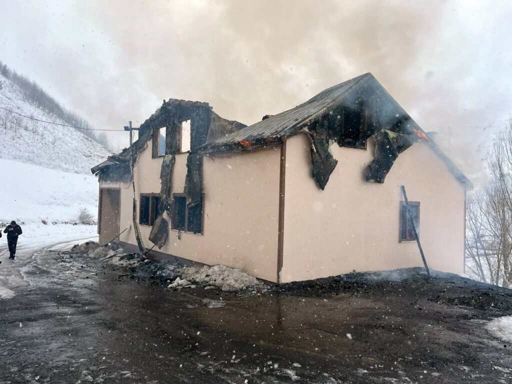 Gümüşhane’de çıkan yangında 2 katlı köy konağı ve muhtarlık binası küle döndü