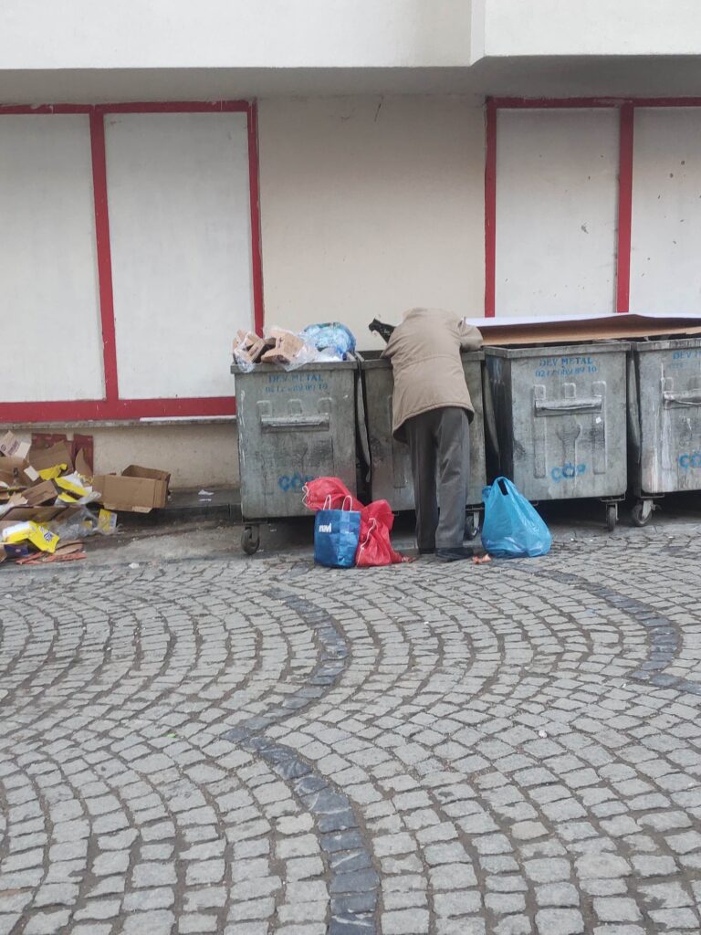 Bu vatandaşlar çöpte ne arıyor?