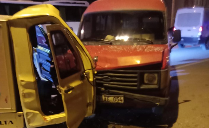 Minibüsle kafa kafaya çarpışan motorlu kurye yaralandı