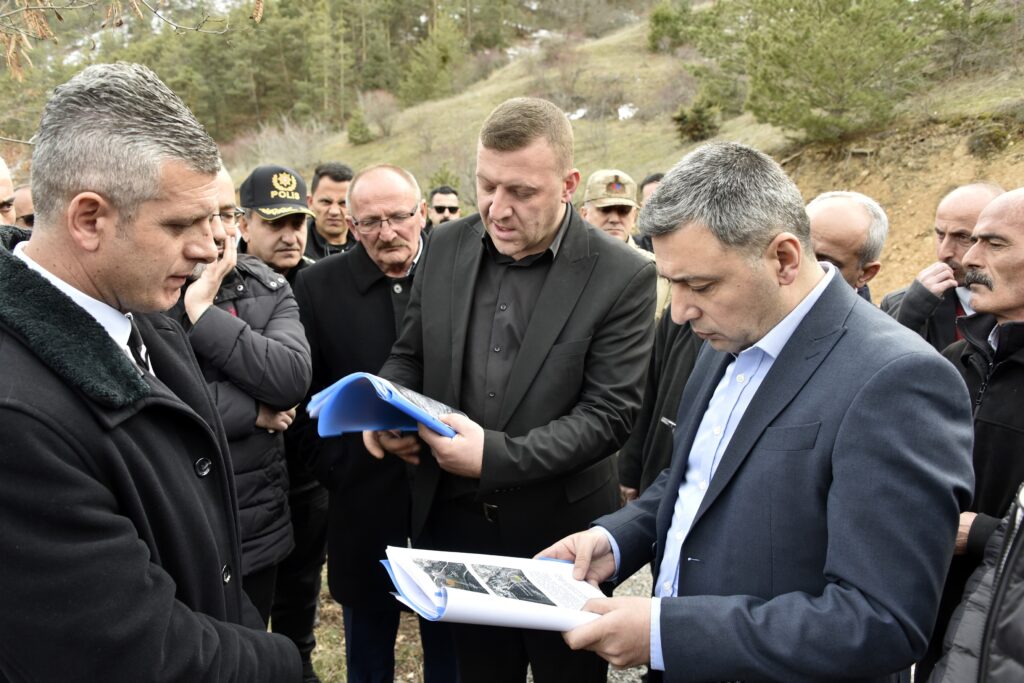 Vali Tanrısever maden ocağında işten çıkarılan işçiyi tekrar işe aldırdı