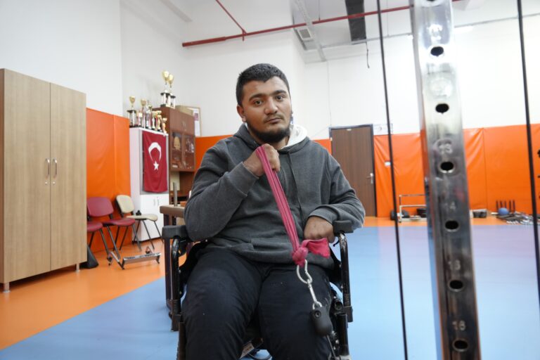 Tek koluyla bütün engellerin bileğini büktü