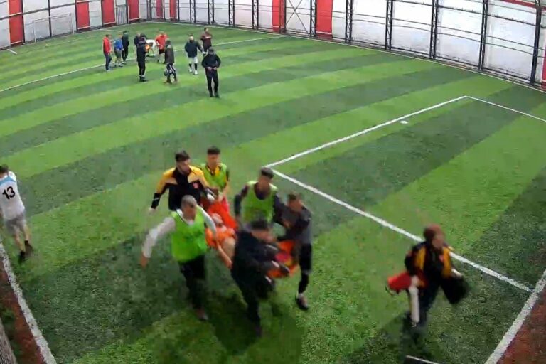 Ölüm halı sahada yakaladı