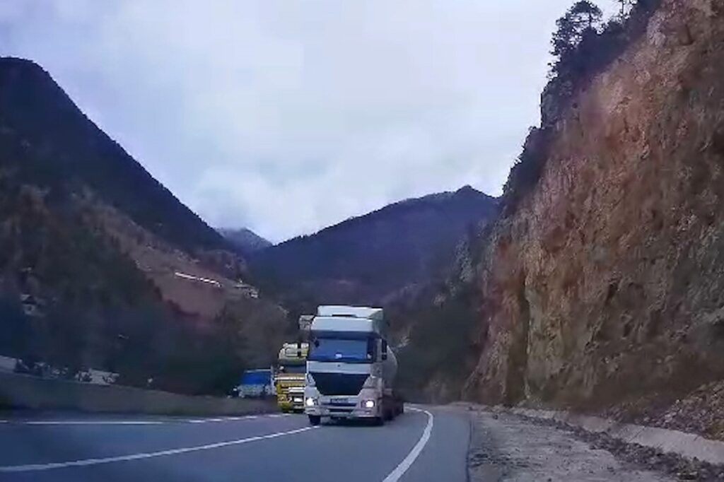Jandarma o görüntüleri ihbar kabul etti, tırın sürücüsüne para cezası kesti