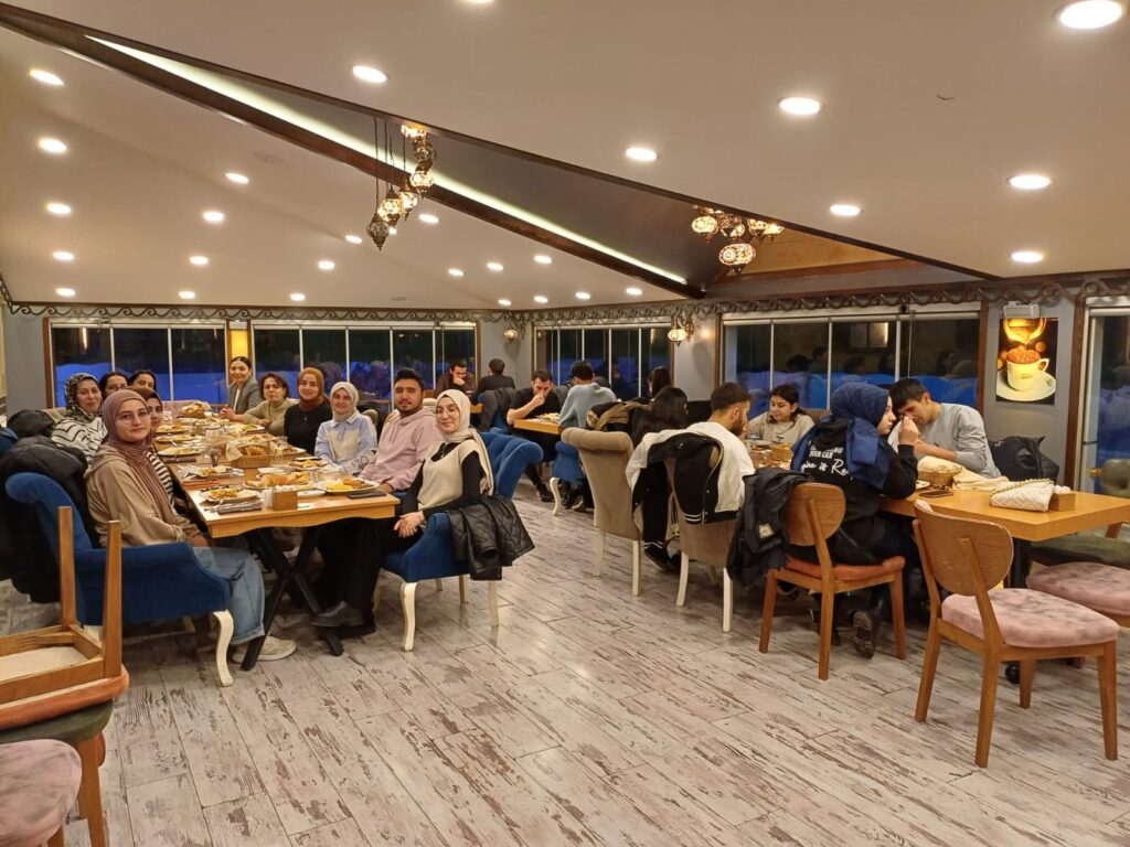 Gümüş Patiler öğrencilerle iftar sofrasında buluştu