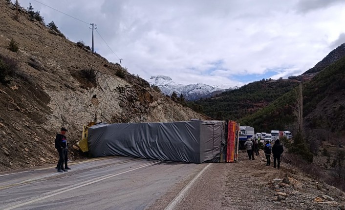 Gümüşhane’de kontrolden çıkan tır yan yattı: 1 yaralı