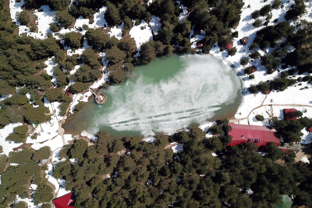 Limni Gölünde yılın son kar manzarası büyüledi