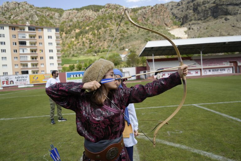 Geleneksel Türk Okçuluğu sporcuları, geleneksel kıyafetleriyle Gümüşhane’de yarıştı