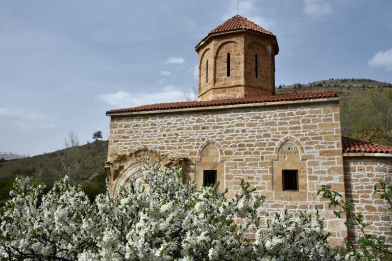 674 yıllık İmera Manastırı’nın duvarlarındaki yazı ve grafitiler temizlendi