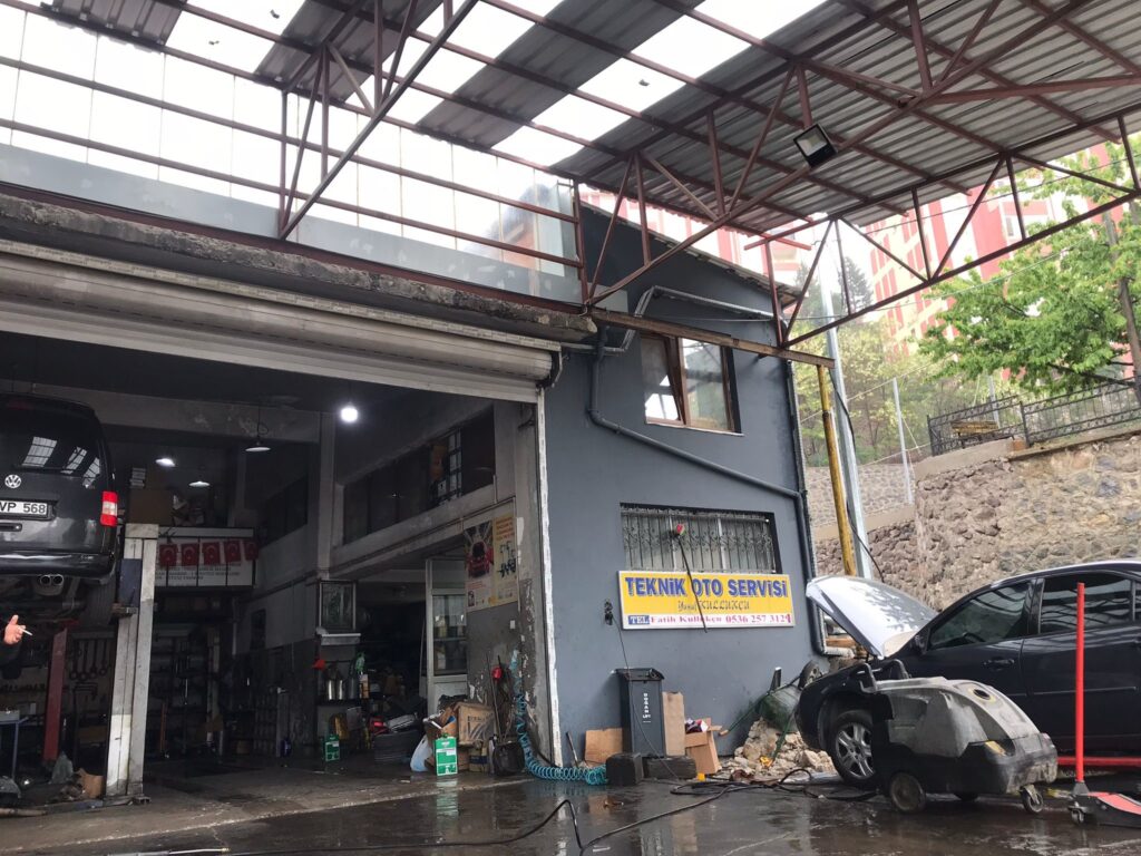 Gümüşhane’de 7 metrelik çatıdan düşen reklamcı ağır yaralandı