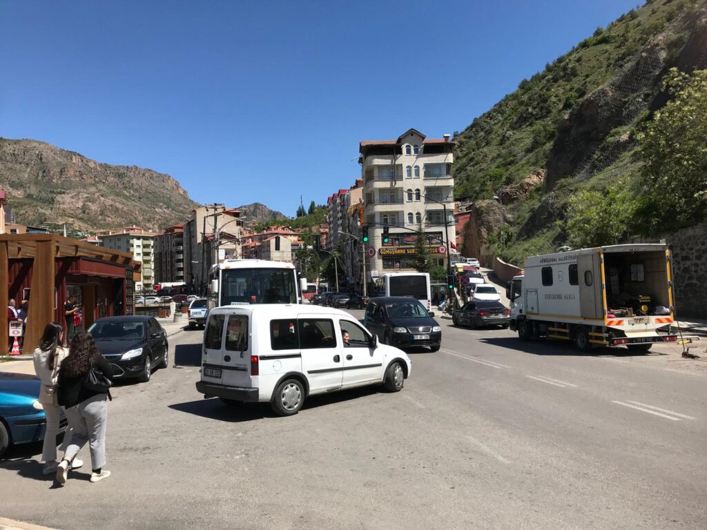 O yol çözüm bekliyor