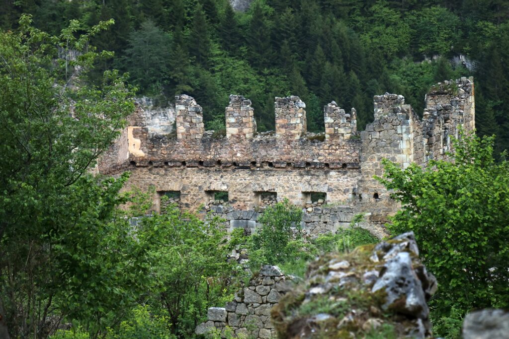 Tarih ve doğanın buluşma noktası: Santa Harabeleri