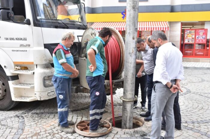 Gümüşhane’de TİSKİ makinesiyle kanalizasyon temizliği
